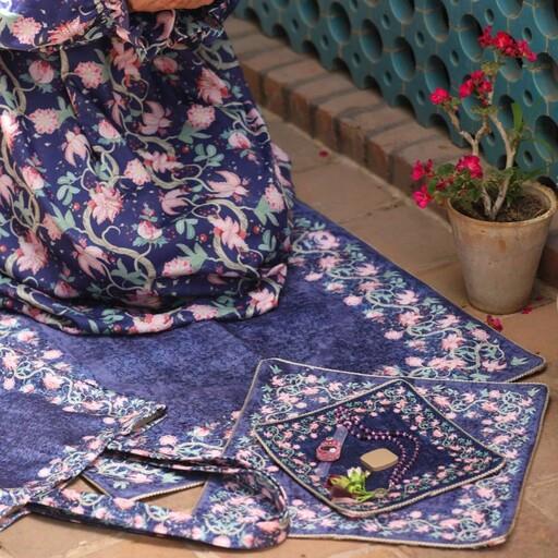 سجاده و جانماز مخمل همراه با ساک حمل برای  زیارت همراه با چادر جنس کدری و نخی بسیار خنک  مدل چادر آستین دار  یا کیسه ای